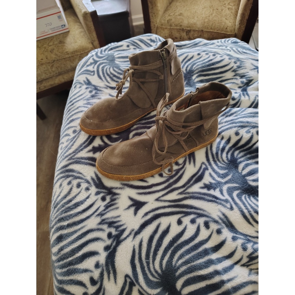 UGG Isadora Taupe Suede Lace Up Moccasin Ankle Boots 1019129 Womens 9